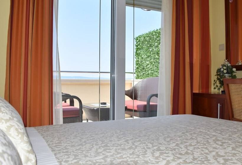 اتاق استاندارد با تراس و چشم‌انداز دریا, Villa Mila