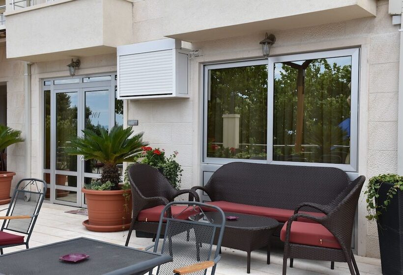 1 Bedroom Apartment with Terrace Sea View, Villa Mila