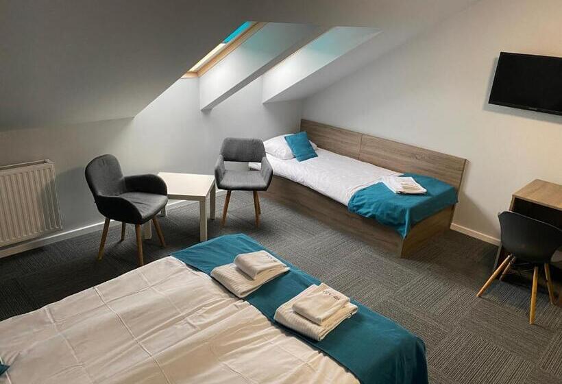 Economy Triple Room, Azul