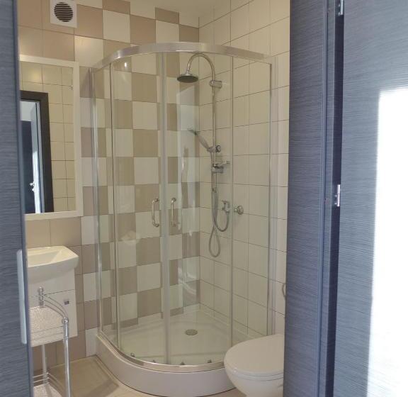 Economy Triple Room, Azul