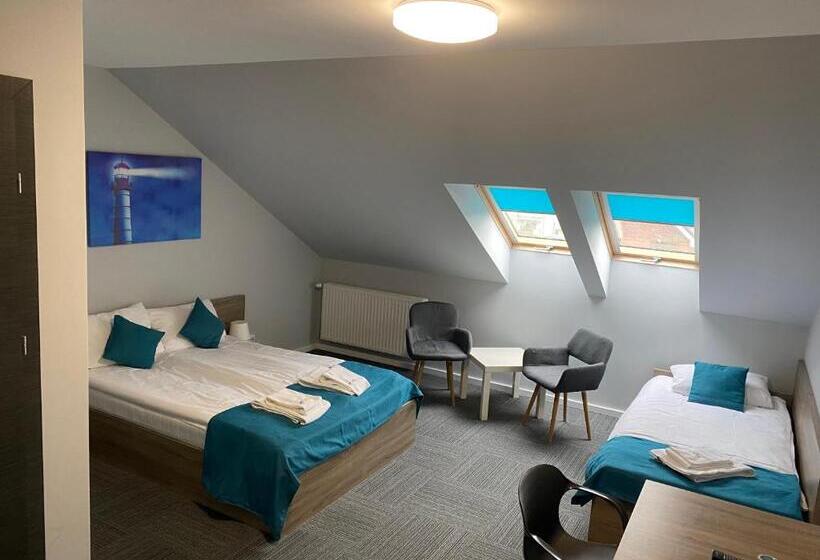 Economy Triple Room, Azul
