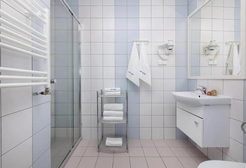 Economy Quadruple Room, Azul