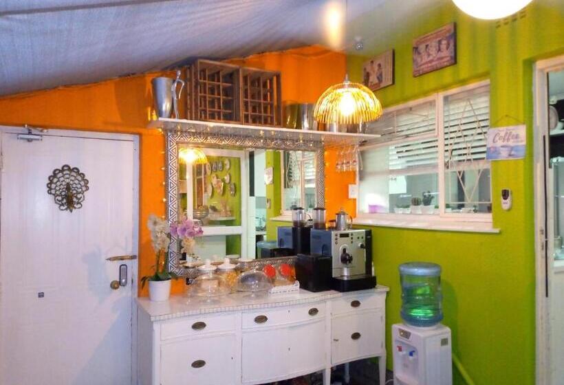 استودیوی استاندارد, Mitchell S Guesthouse