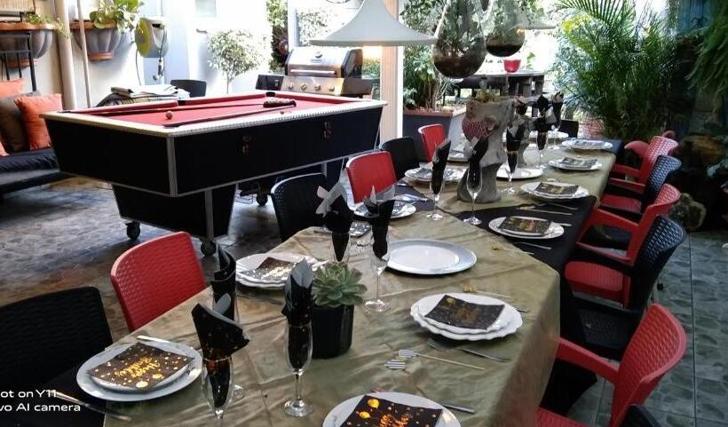 استودیوی استاندارد, Mitchell S Guesthouse
