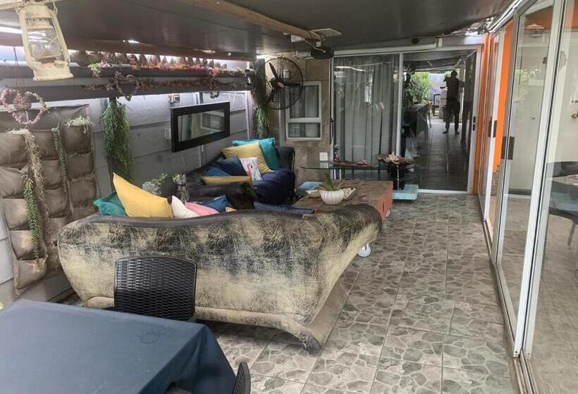 استودیوی استاندارد, Mitchell S Guesthouse