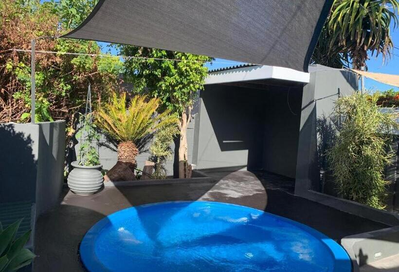 استودیوی استاندارد, Mitchell S Guesthouse
