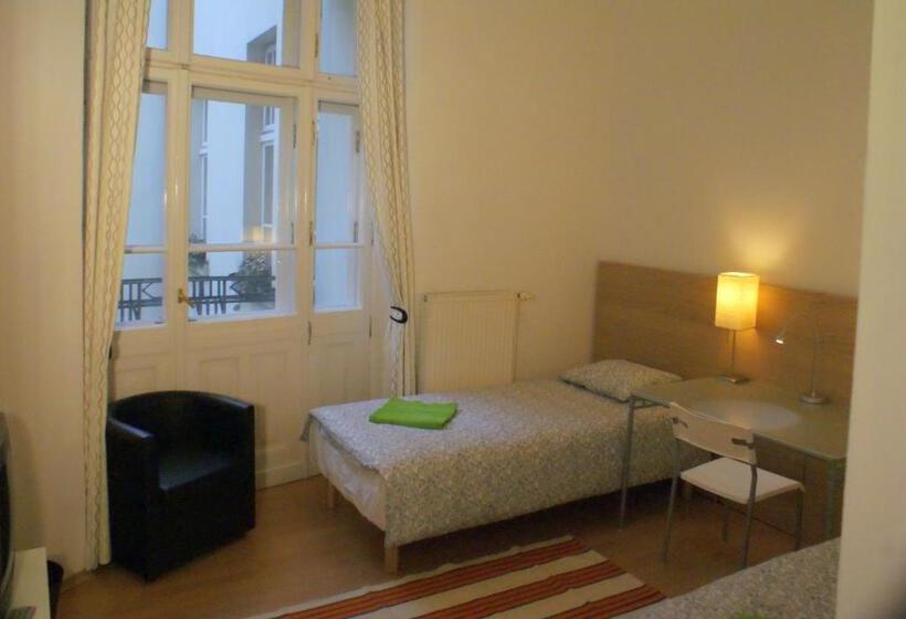 اتاق استاندارد با سرویس بهداشتی مشترک, Central Station Hostel