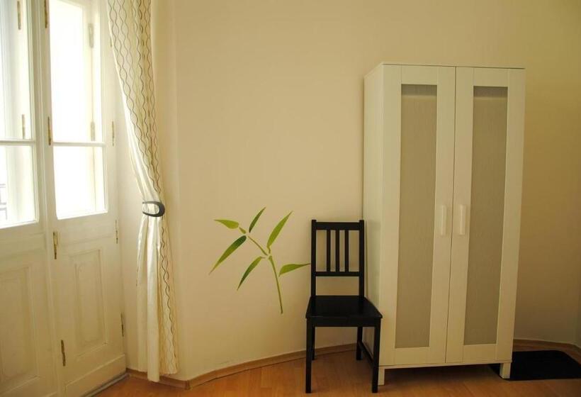 اتاق استاندارد با سرویس بهداشتی مشترک, Central Station Hostel