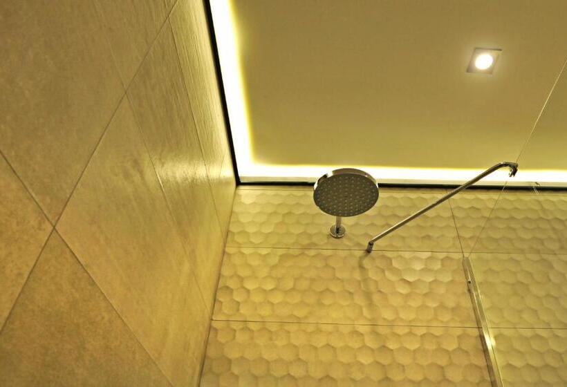 اتاق لوکس چهار تخته, The Athenians Modern Apartments
