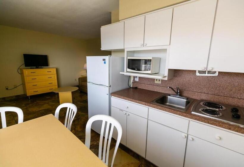 سوییت با چشم‌انداز استخر, American Safari Motel