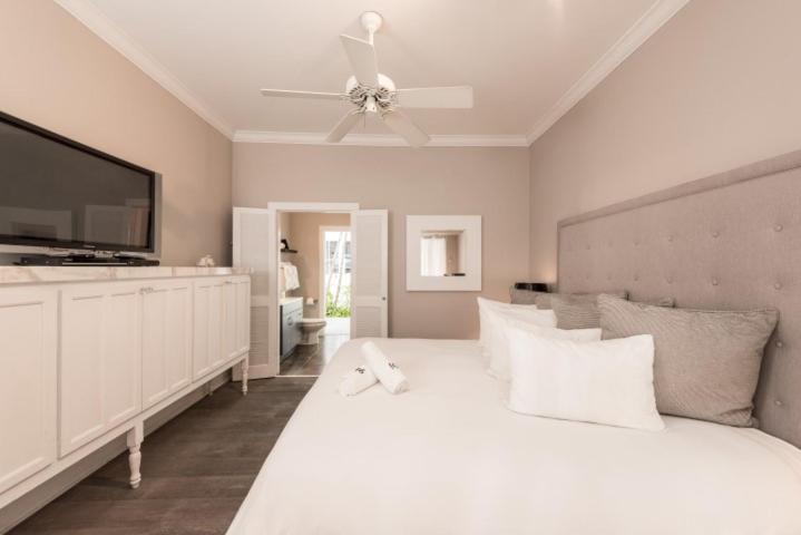 سوییت لوکس, Alexander S Gay Lesbian Guesthouse