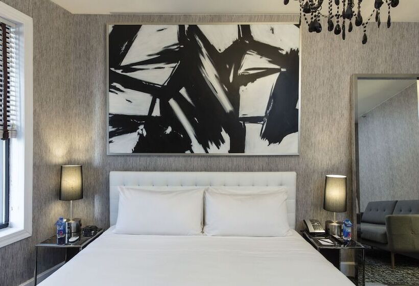 Quarto Deluxe, Square  At Times Square