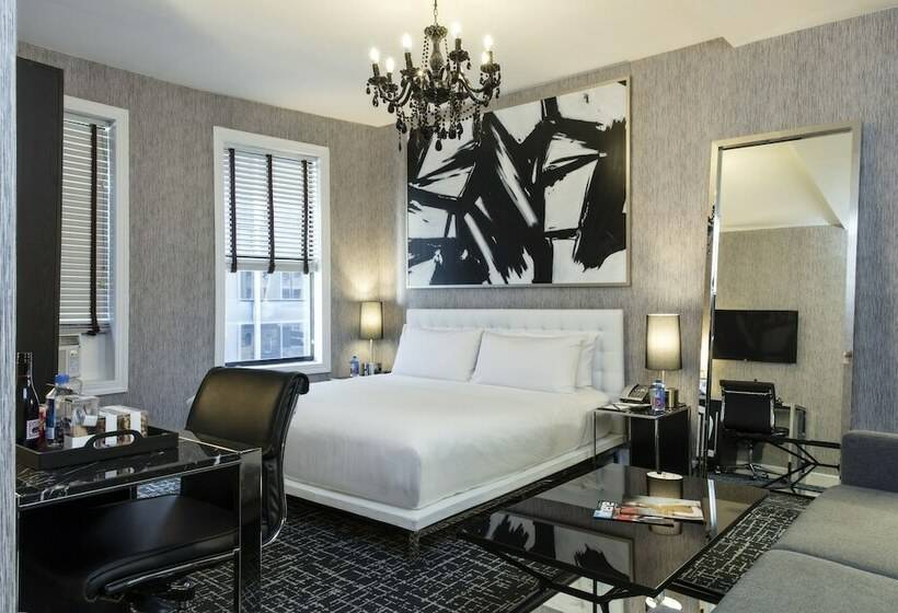 Quarto Deluxe, Square  At Times Square