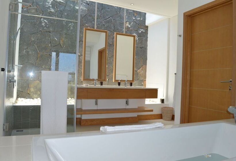 1 Bedroom Penthouse Apartment, Rose Des Sables Beachfront Apartments