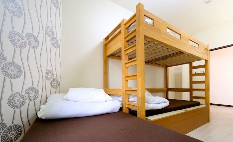 اتاق استاندارد سه تخته با سرویس بهداشتی مشترک, Air Hostel Lcc