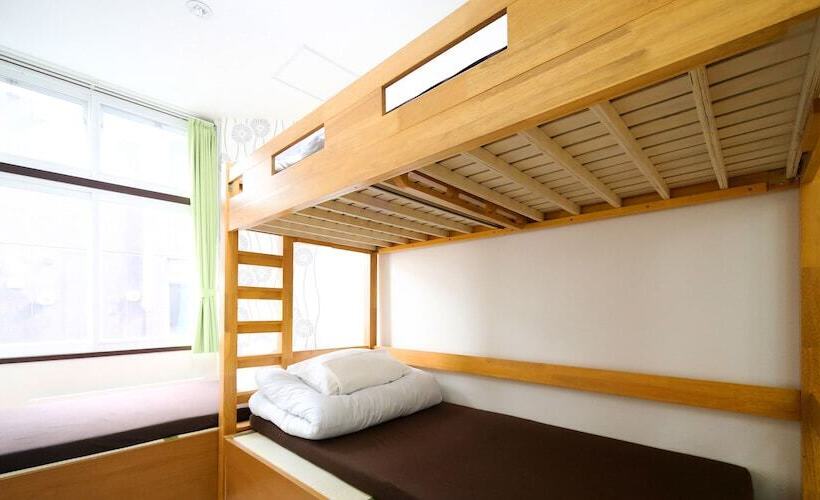 اتاق استاندارد سه تخته با سرویس بهداشتی مشترک, Air Hostel Lcc