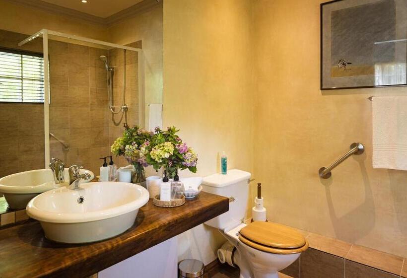 اتاق استاندارد, Cornerway House