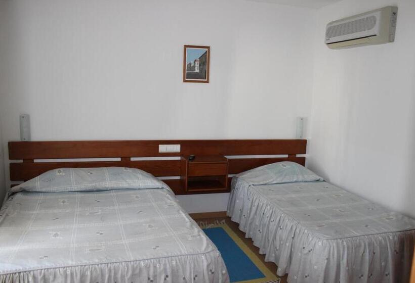 اتاق استاندارد سه نفره, Dom Fernando I