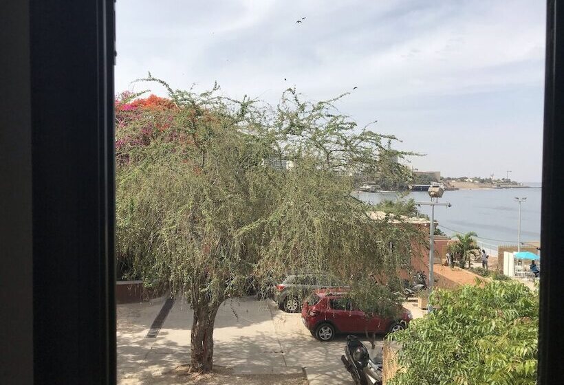 اتاق استاندارد با چشم‌انداز باغ, Union Amicale Corse Dakar
