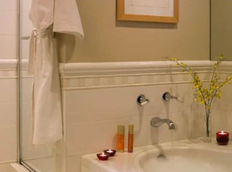 سوییت با چشم‌انداز جانبی دریا, Beach House Hotel At Hermosa Beach