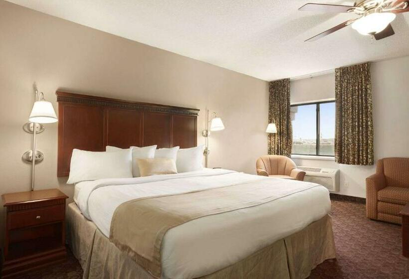 Deluxe Suite met Kingsize Bed, Baymont By Wyndham Sioux Falls