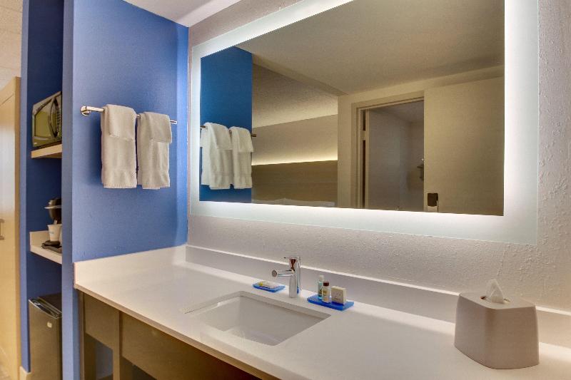 اتاق استاندارد با تخت بزرگ برای معلولان, Holiday Inn Express Pittston  Scranton Airport, An Ihg