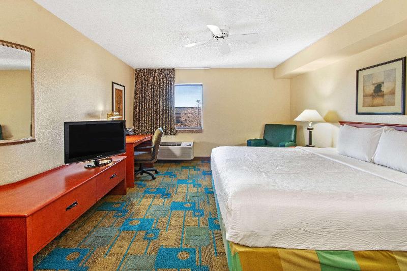 Deluxe Room King Size Bed, La Quinta Inn & Suites By Wyndham Albuquerque Journal Ctr Nw