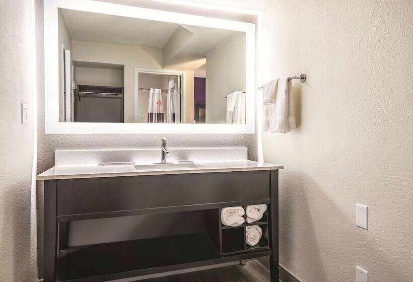 اتاق استاندارد با تخت دوبل, La Quinta Inn & Suites By Wyndham Hartford  Bradley Airport