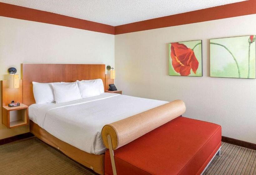 Deluxe Suite King Bed, Spark By Hilton Savannah Midtown