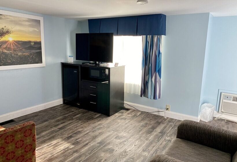 3 Bedroom Suite, Days Inn By Wyndham Lincoln