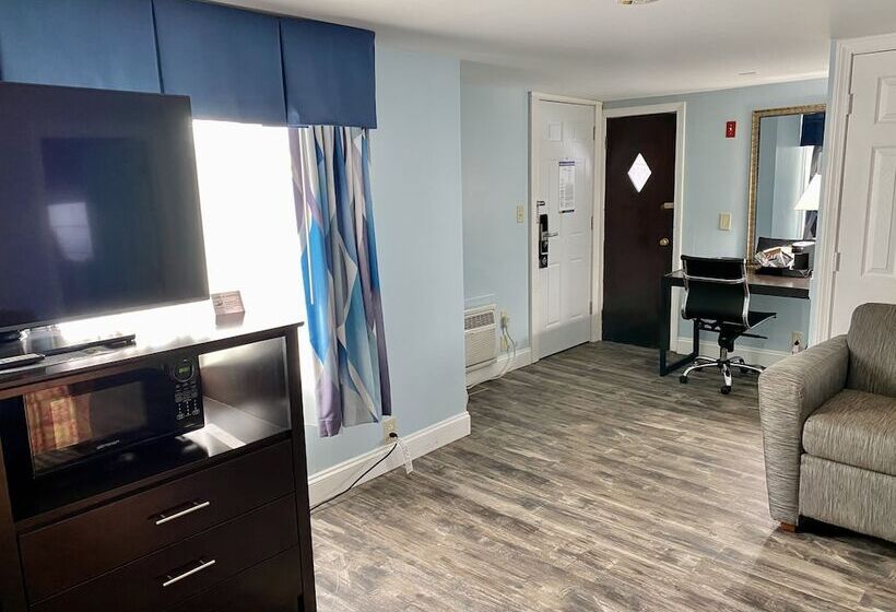 3 Bedroom Suite, Days Inn By Wyndham Lincoln