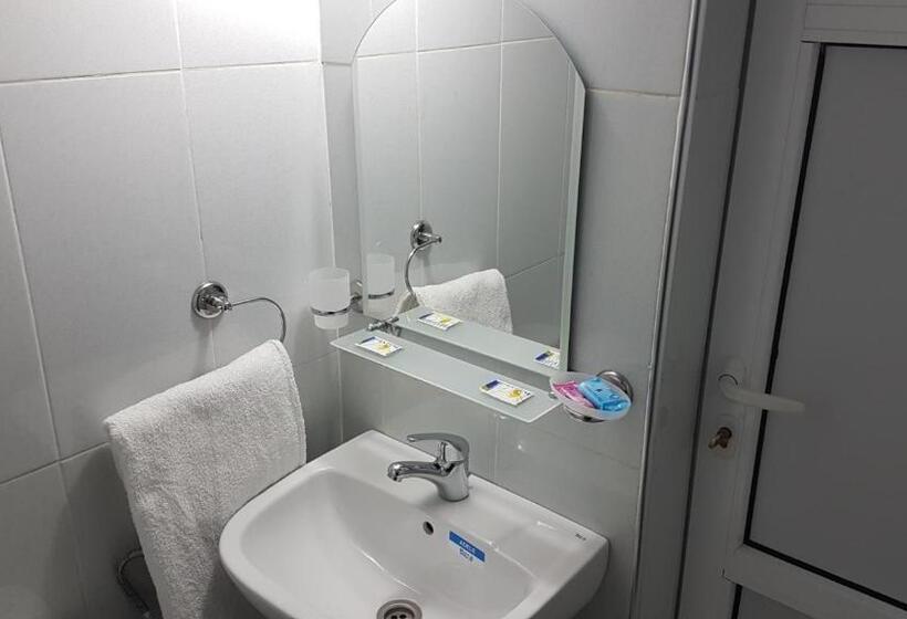 اتاق استاندارد با سرویس بهداشتی مشترک, Nice 06