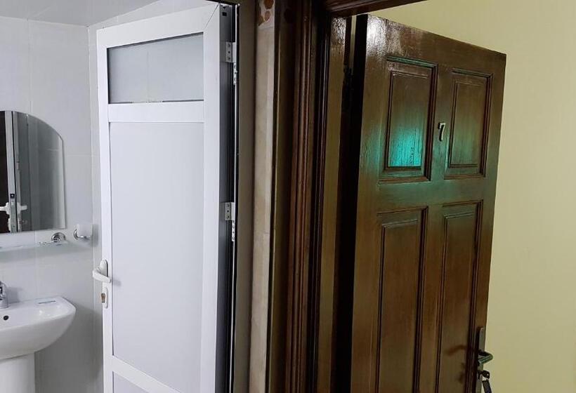 اتاق استاندارد با سرویس بهداشتی مشترک, Nice 06