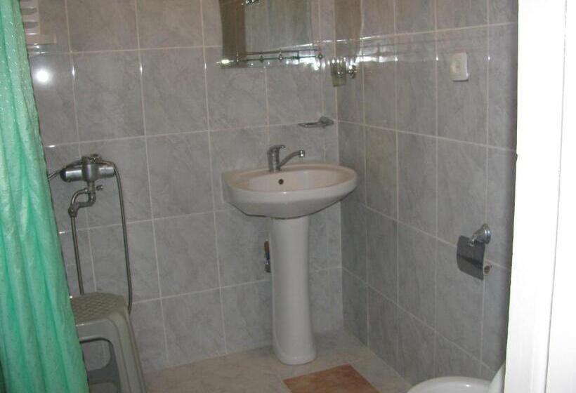اتاق استاندارد سه نفره, Ani Guest House