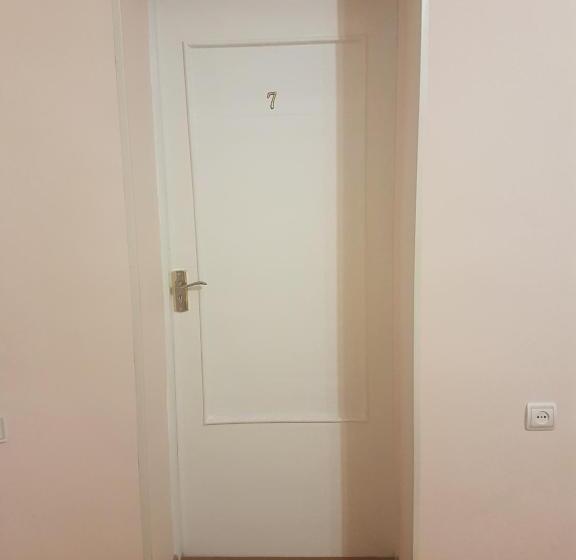 اتاق استاندارد سه نفره, Ani Guest House