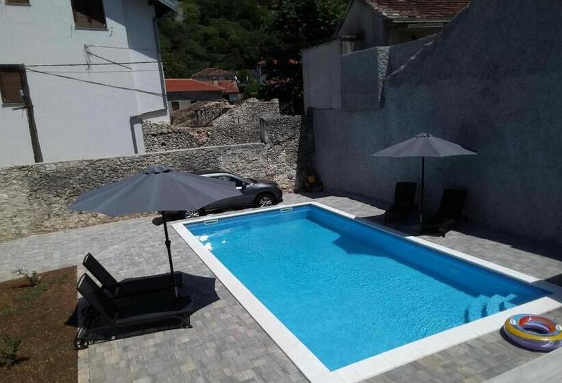 استودیوی لوکس, Vila Hana