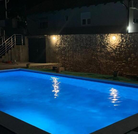 ویلای یک اتاق خوابه با استخر شنا, Vila Hana