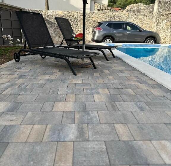 استودیوی لوکس, Vila Hana