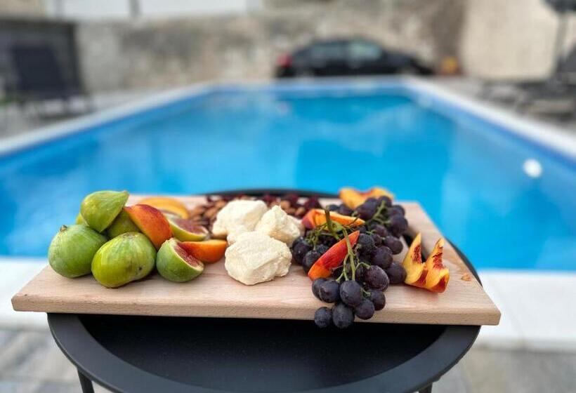 ویلای یک اتاق خوابه با استخر شنا, Vila Hana