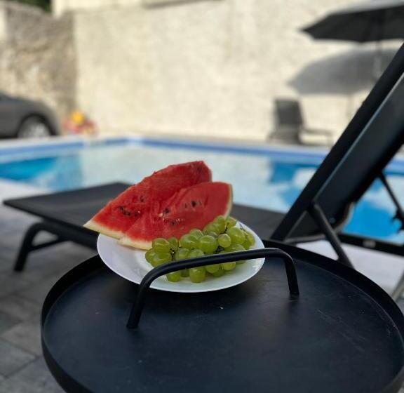 ویلای یک اتاق خوابه با استخر شنا, Vila Hana