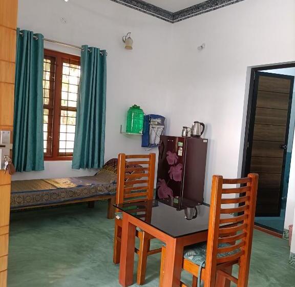 بانگلوی لوکس, Kadalamma Beach Homestay