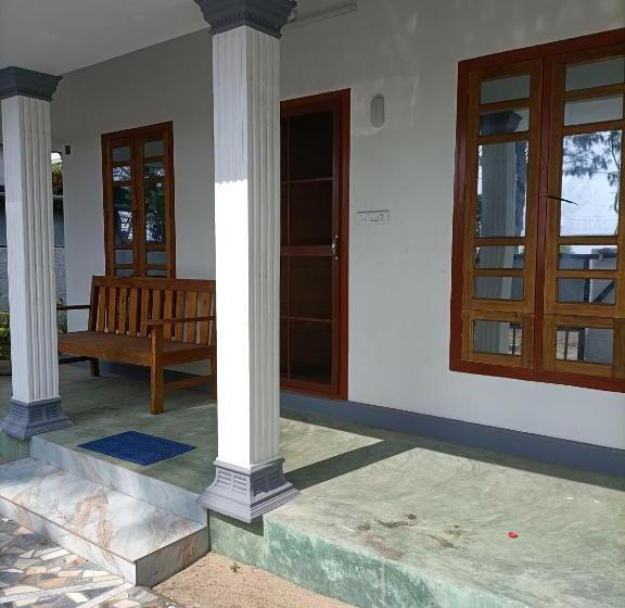 بانگلوی لوکس, Kadalamma Beach Homestay