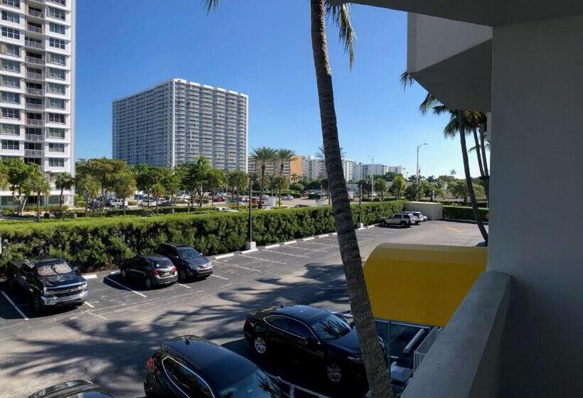 اتاق استاندارد چهارنفره با بالکن, Palm Tree Club Miami