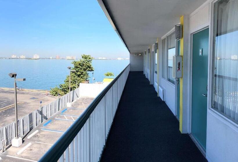 اتاق استاندارد با تخت بزرگ برای معلولان, Palm Tree Club Miami