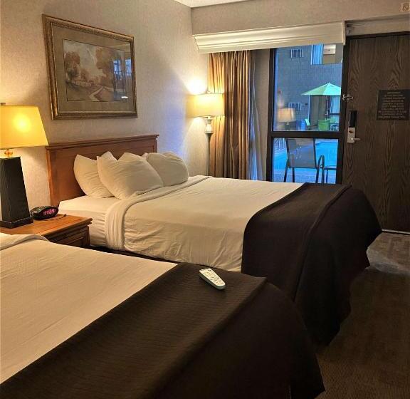 اتاق استاندارد با چشم‌انداز استخر, Best Western Plus Kelly Inn