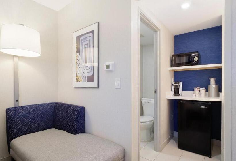 Suite Adapted for people with reduced mobility, Holiday Inn Express & Suites Phoenix – Tempe