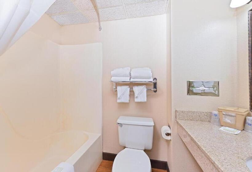Стандартный Номер Кровать Кинг, Revel Hotel Minot   Surestay Collection By Best Western