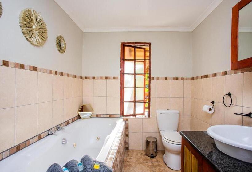 سوئیت با بالکن, The Villa Manor & Spa