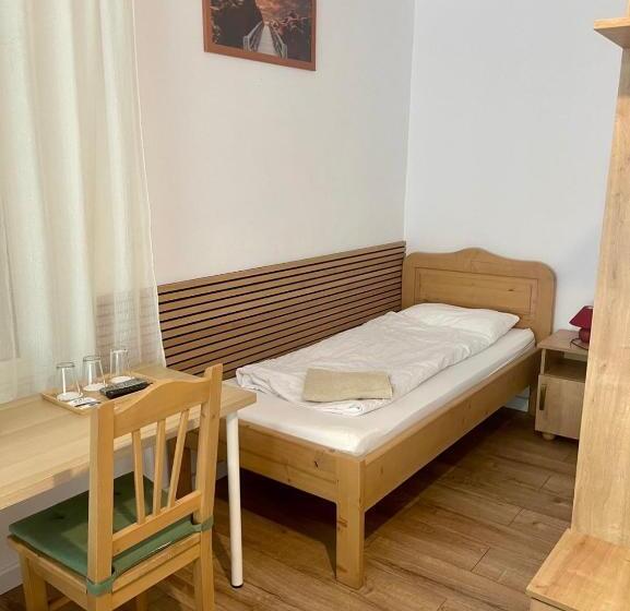 اتاق استاندارد سه نفره, Airport Jazmin Guesthouse