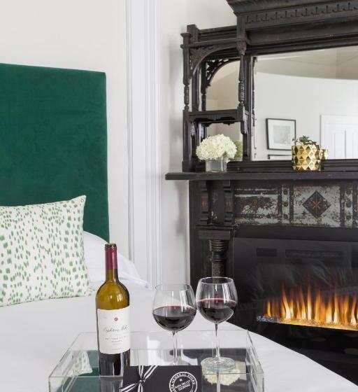 سوییت لوکس, The White House Napa Valley
